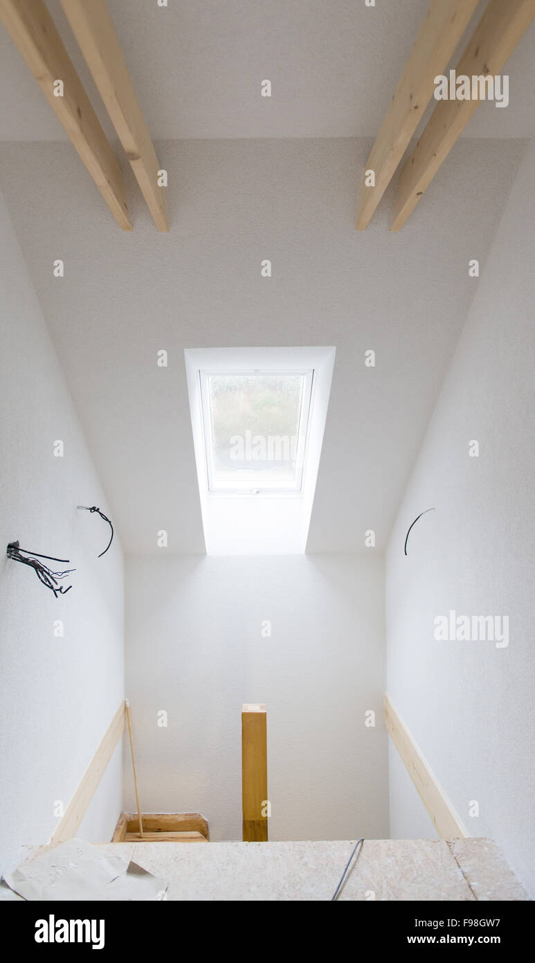 Leere unvollendeten Raum mit weißen Wänden in einem neu gebauten Haus Stockfoto