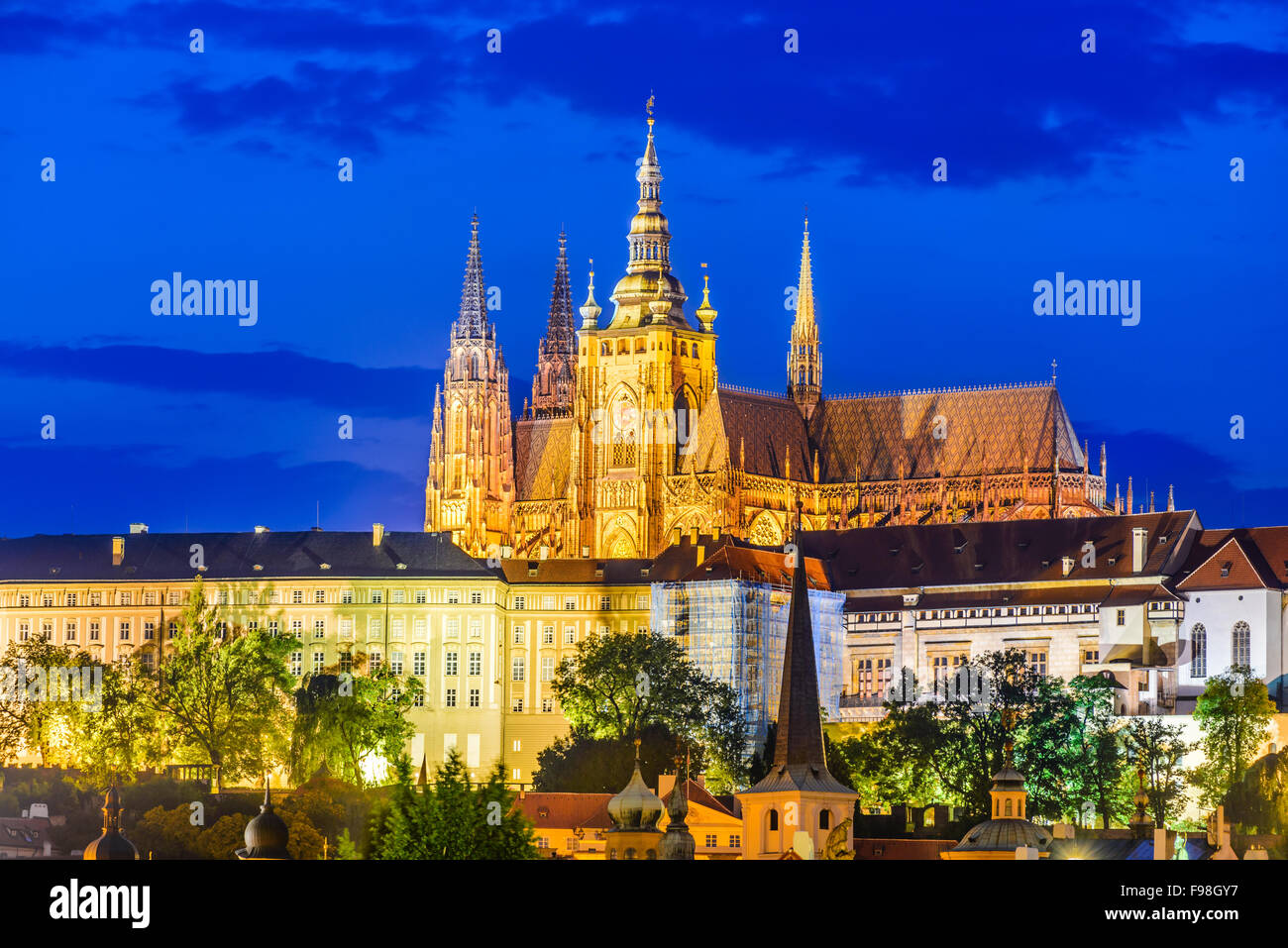 Prag, Tschechische Republik. Hradschin (Prager Burg) mit St. Vitus Cathedral und St. George Kirche Abenddämmerung, Böhmen. Stockfoto