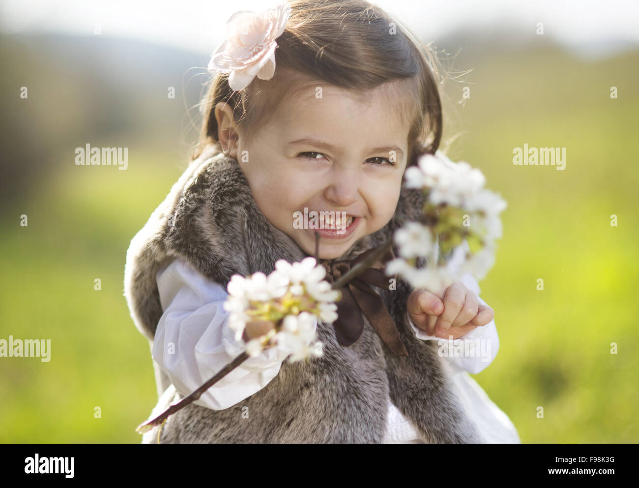 Outdoor Portrait der niedliche kleine Mädchen mit blühender Zweig Stockfoto