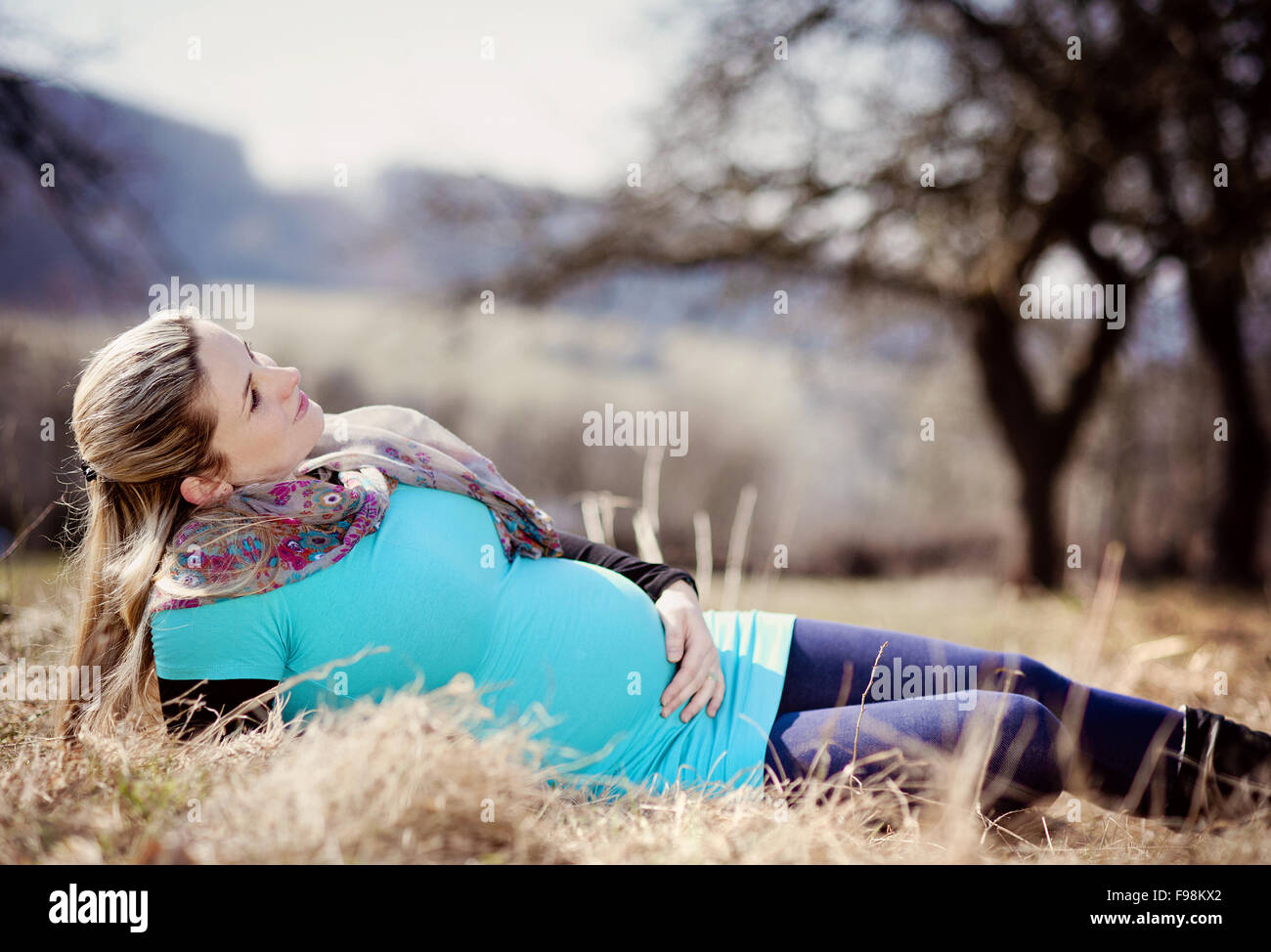 Outdoor Portrait schöne schwangere Frau mit Bauch Stockfoto