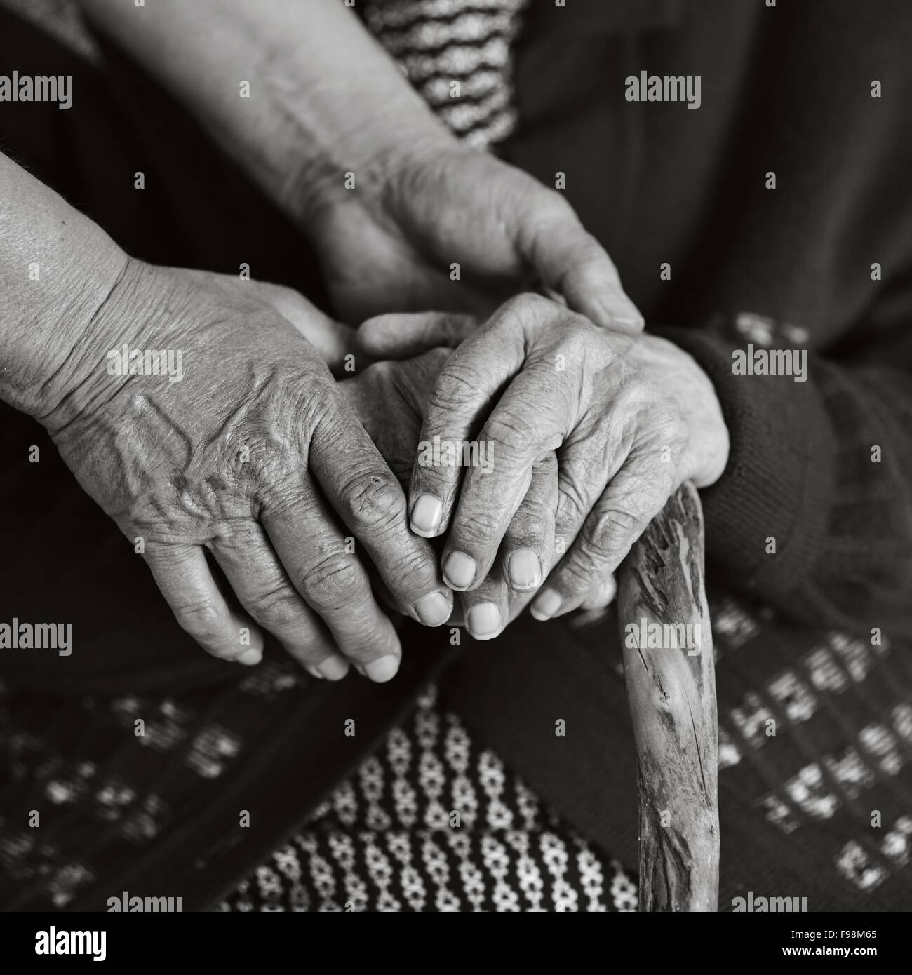 Nahaufnahme der fürsorgliche Frau Holding weiblich senior die Hände Stockfoto