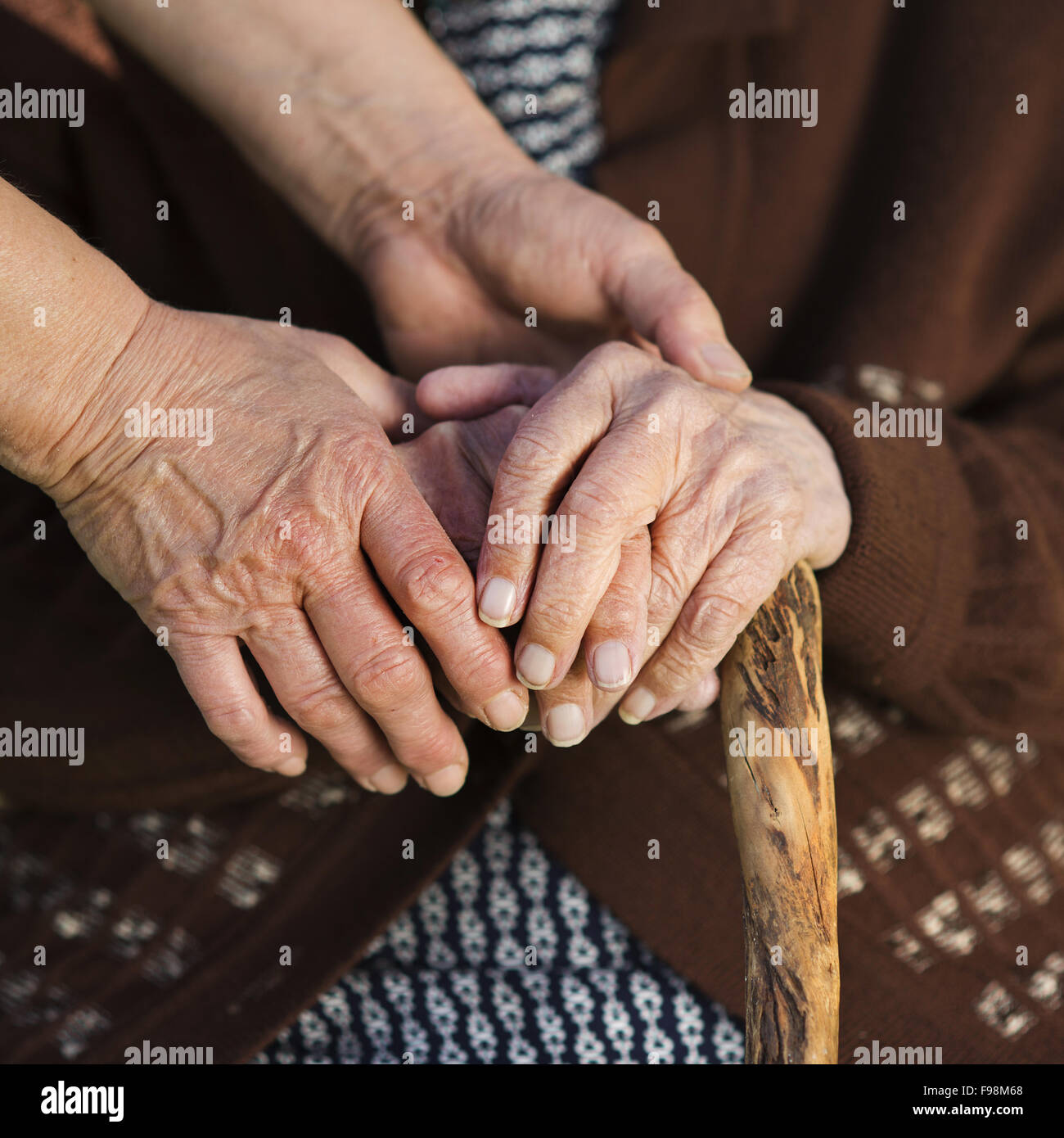 Nahaufnahme der fürsorgliche Frau Holding weiblich senior die Hände Stockfoto