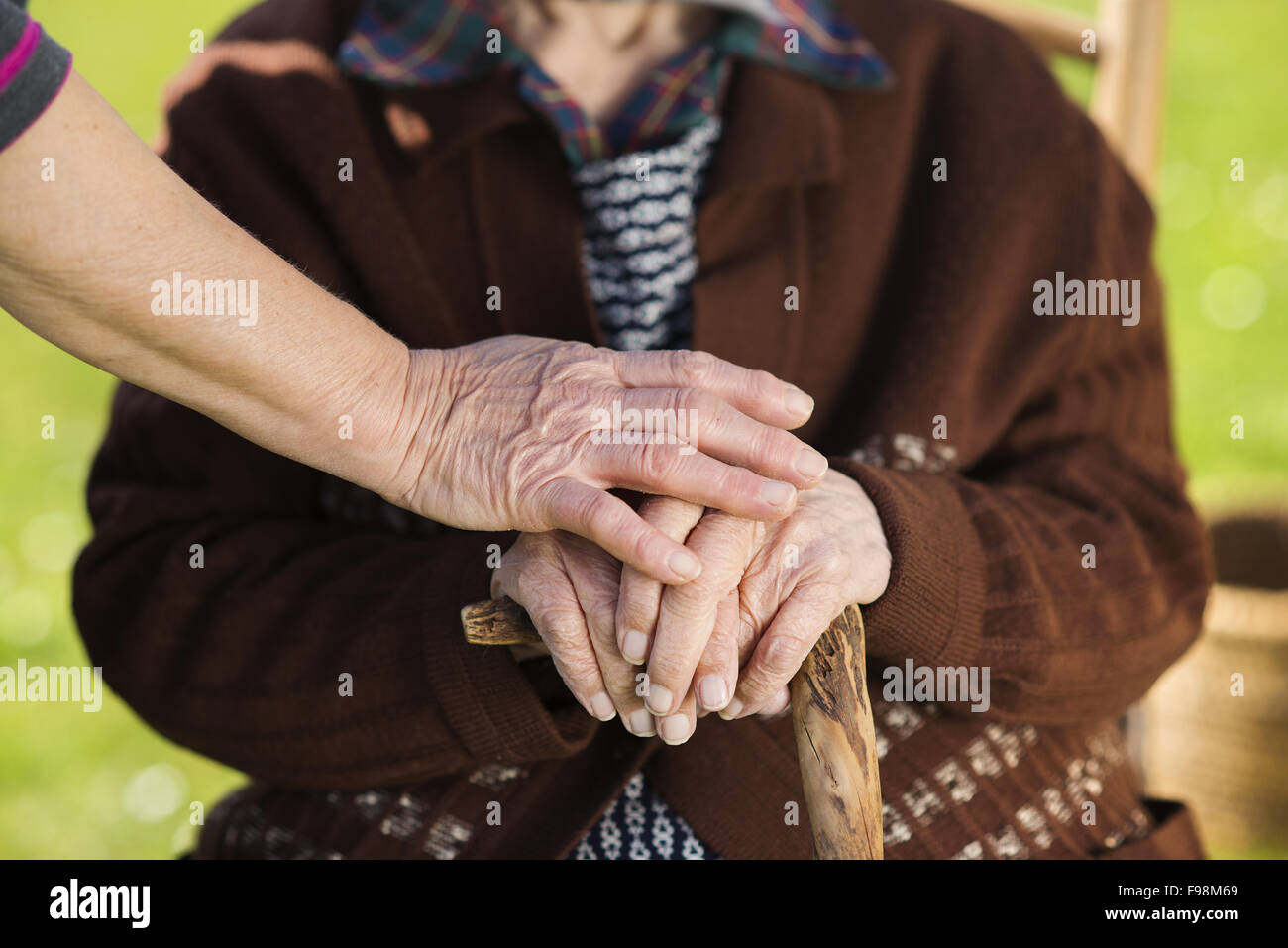 Nahaufnahme der fürsorgliche Frau Holding weiblich senior die Hände Stockfoto
