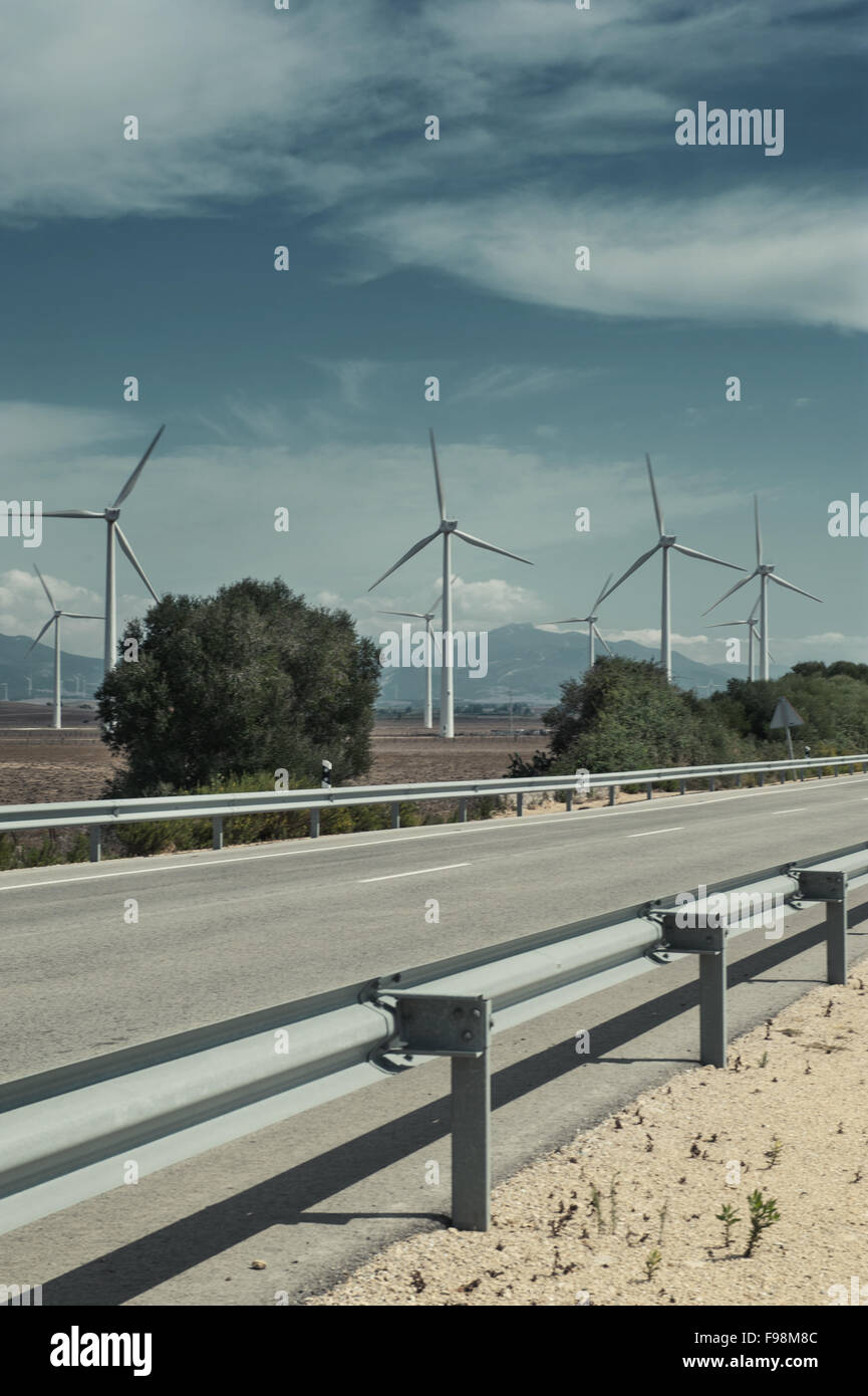 Moderne Windräder erzeugen elektrischen Energie auf Landstraße Stockfoto
