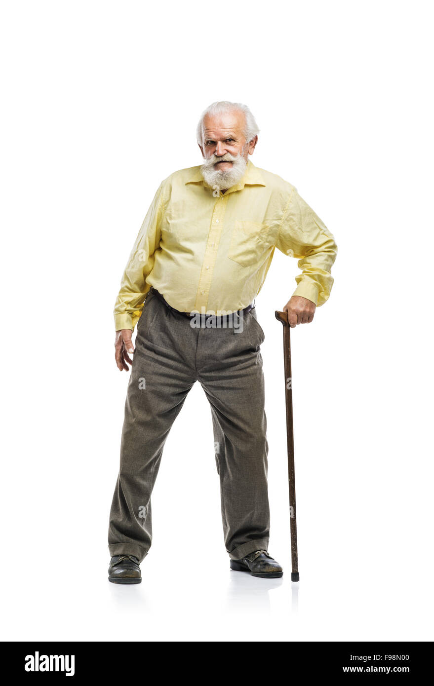 Alten bärtigen Mann zu Fuß mit Rohrstock isoliert auf weißem Hintergrund Stockfoto