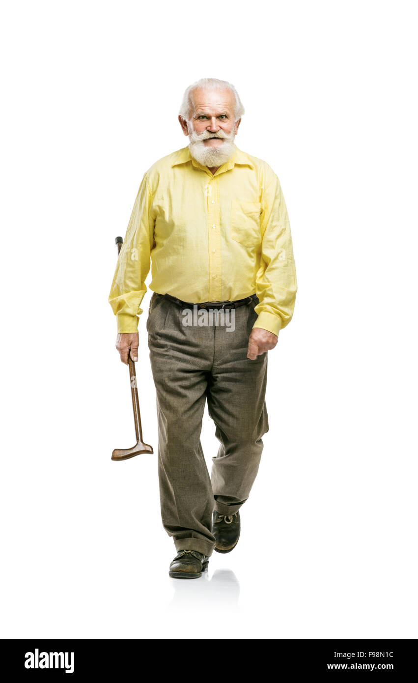 Glücklich Alter aktiv bärtigen Mann zu Fuß, ohne mit seinem Stock isoliert auf weißem Hintergrund Stockfoto