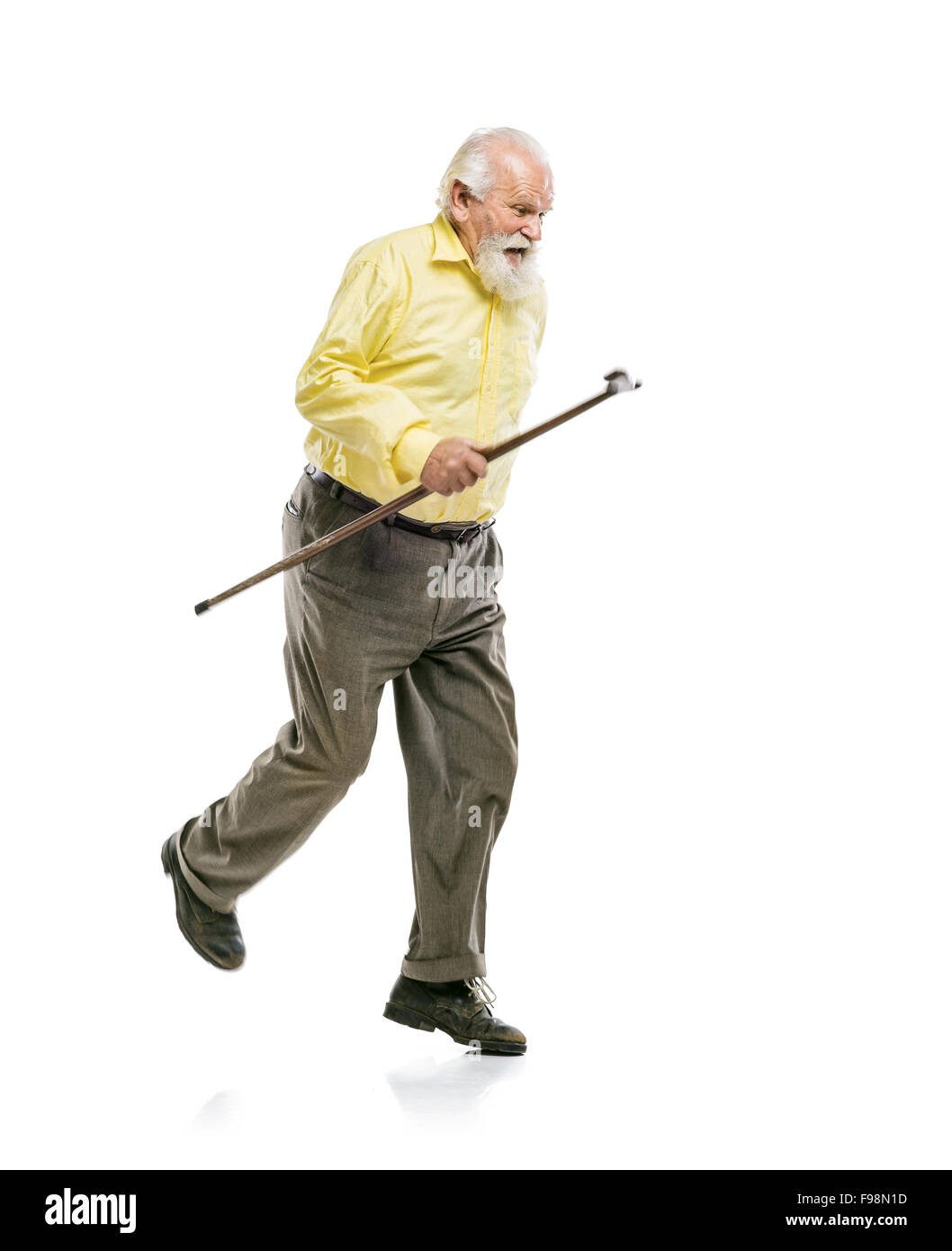 Glücklich Alter aktiv bärtigen Mann zu Fuß, ohne mit seinem Stock isoliert auf weißem Hintergrund Stockfoto