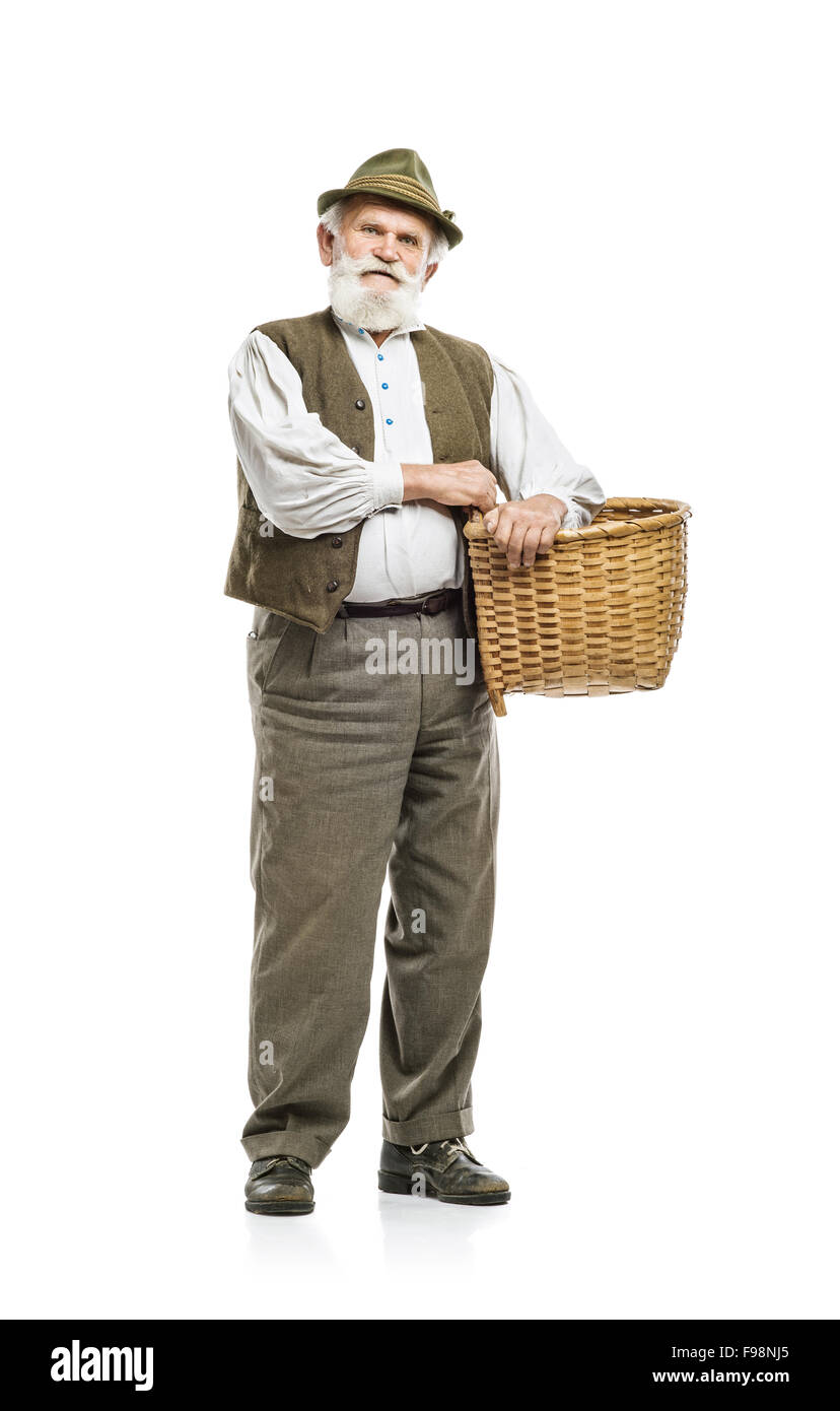 Alten bärtigen Bauer Mann mit Hut hält Korb, isoliert auf weißem Hintergrund Stockfoto