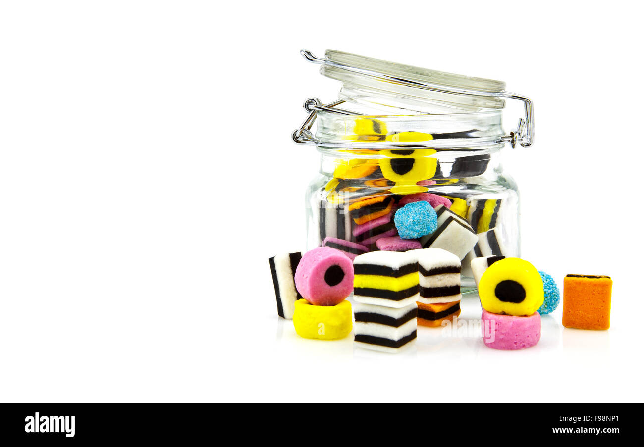 Liquorice Allsorts Süßigkeiten im Vorratsgefäß isoliert auf weißem Hintergrund. Stockfoto
