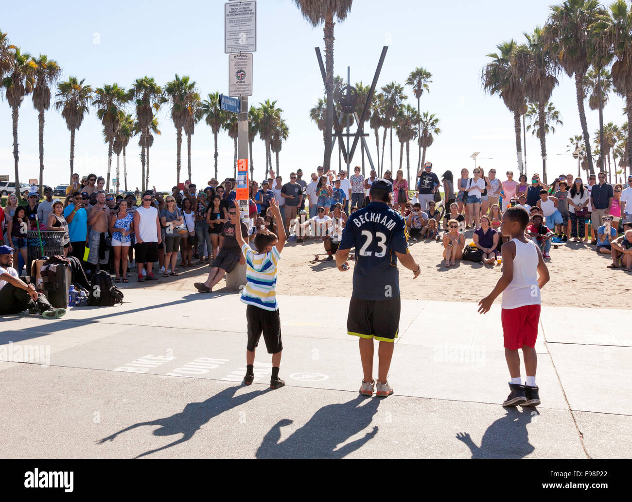 Junge männliche Inlineskating am Venice Beach am Venice Beach Skate Plaza in Kalifornien; USA; Amerika Stockfoto