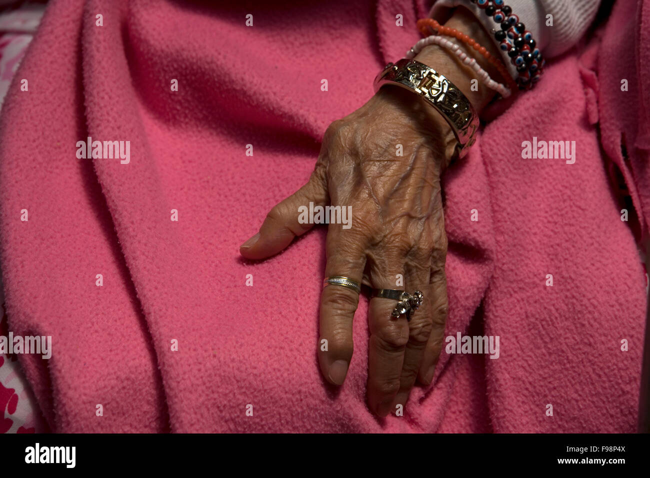 Die Hand von einer älteren Frau, lebt in Our Lady of Guadalupe Home für ältere Menschen, Mexiko-Stadt Stockfoto