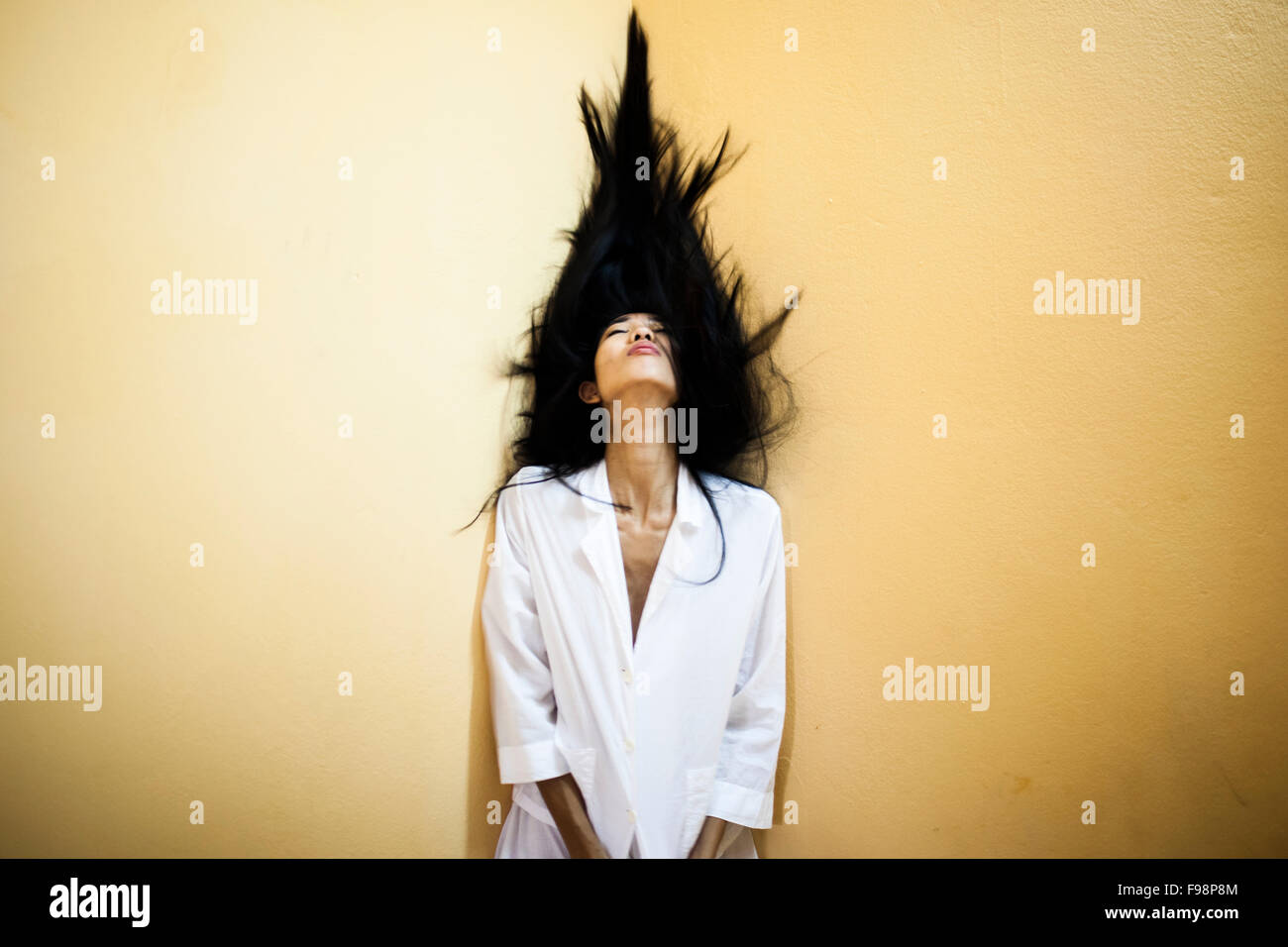 Eine junge Asiatin spiegeln ihr Haar zurück in Hanoi, Vietnam. Stockfoto