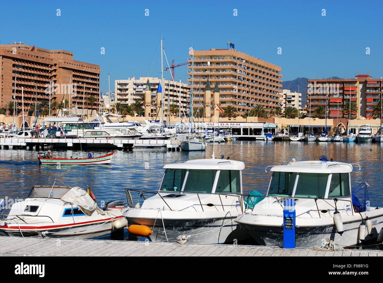 Traditionelle Fischerboote und Fischkutter in den Hafen von Fuengirola, Provinz Malaga, Andalusien, Spanien, Westeuropa. Stockfoto