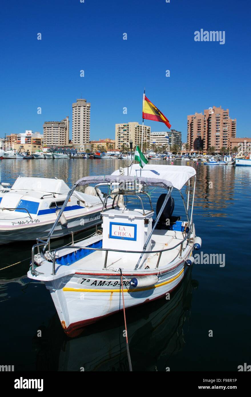 Traditionelle Fischerboote und Fischkutter in den Hafen von Fuengirola, Provinz Malaga, Andalusien, Spanien, Westeuropa. Stockfoto