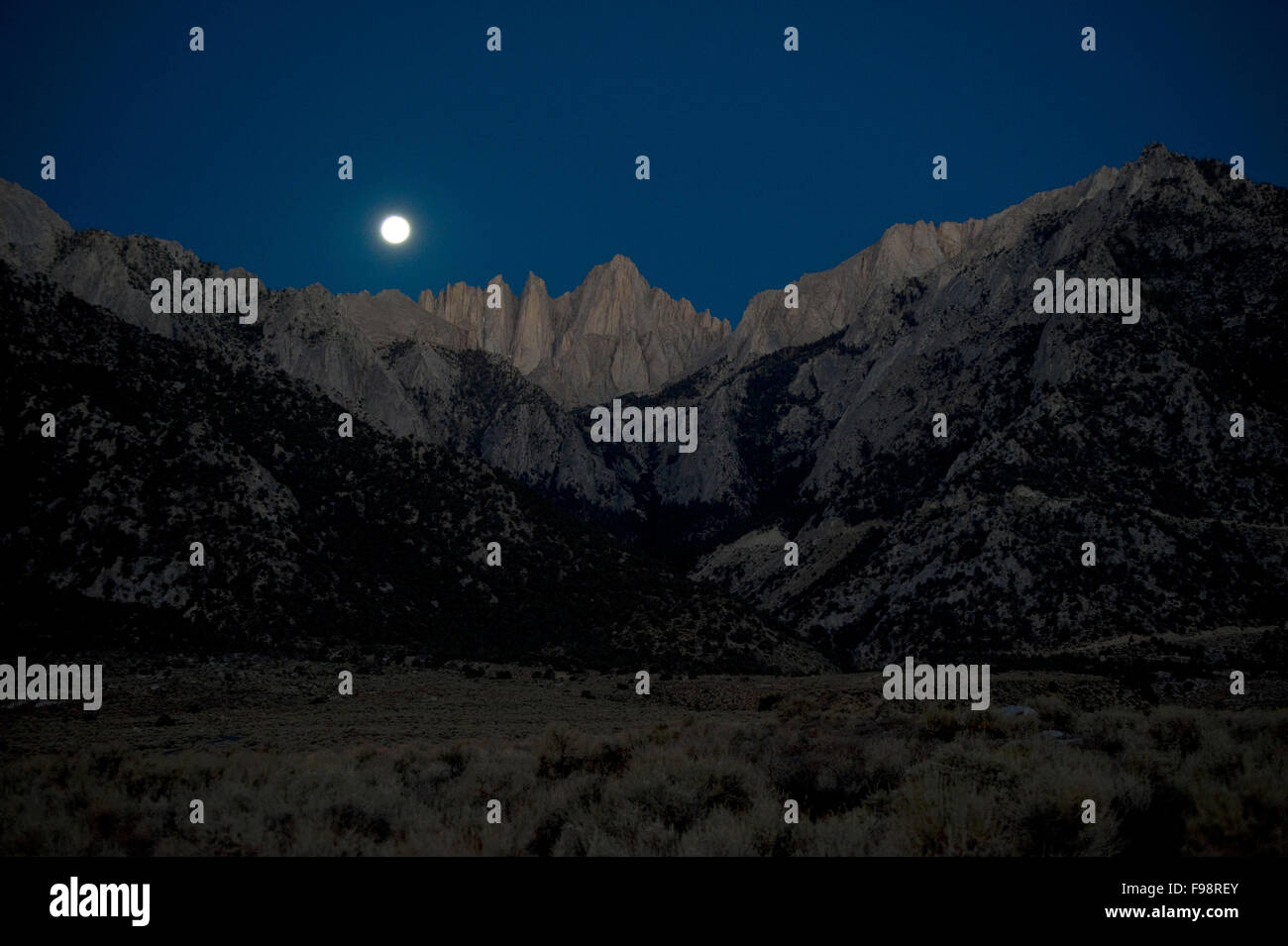 Vollmond-Einstellung über Mt. Whitney in der südlichen Sierra, Ca. Stockfoto