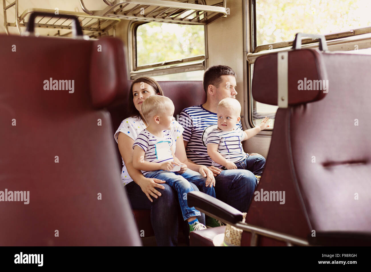 Familie mit zwei Kindern reisen in Retro-Zug. Stockfoto