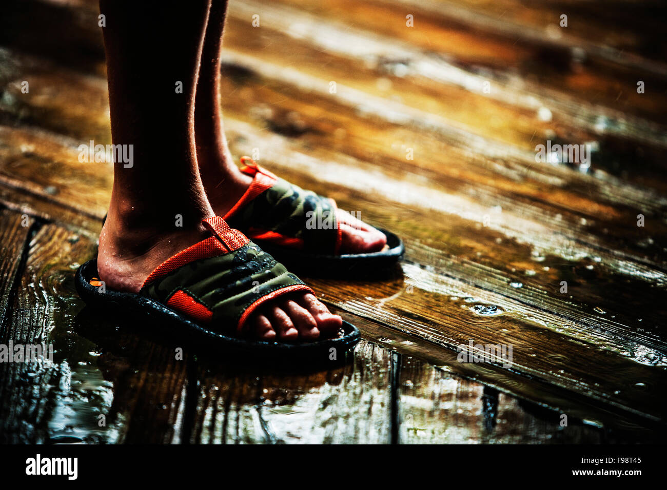 Einem jungen nasse Füße in Sandalen Stockfotografie - Alamy