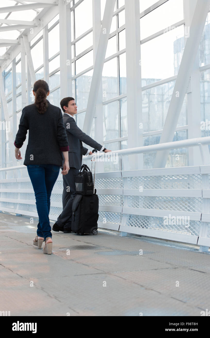 Geschäftsleute im städtischen Umfeld des Flughafens Stockfoto