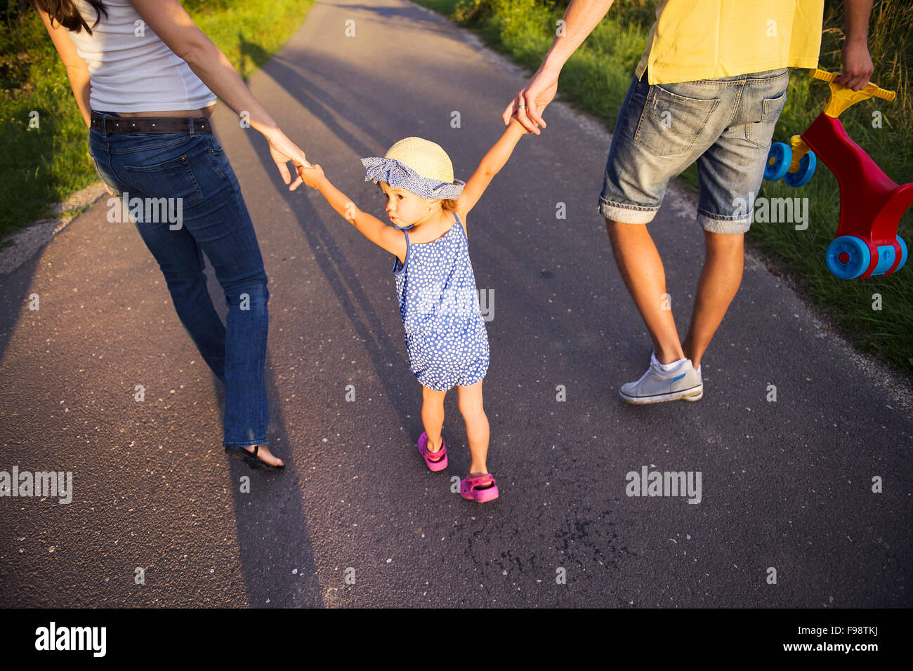 Glücklich schwanger Familie Spaß während der Wanderung Stockfoto