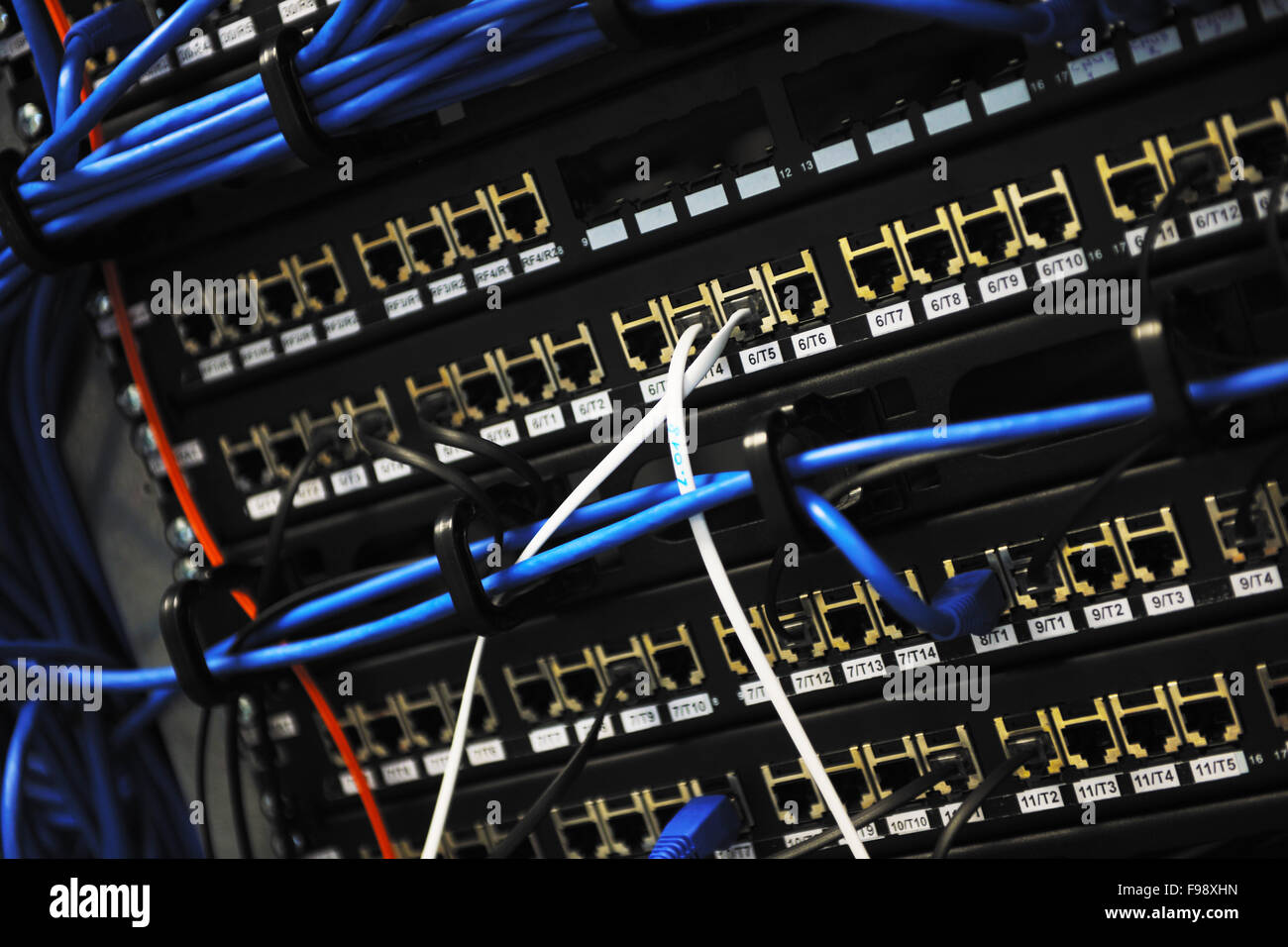 Netzwerk-Server-Raum-Router und Kabel Stockfotografie - Alamy