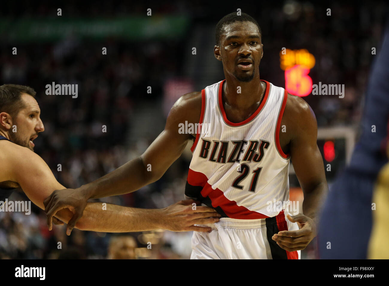 Portland, Oregon, USA. 14. Dezember 2015. NOAH VONLEH (21) bewegt sich die Kugel. Die Portland Trail Blazers veranstaltete die New Orleans Pelikane am Moda Center am 14. Dezember 2015. Foto von David Blair Credit: David Blair/ZUMA Draht/Alamy Live-Nachrichten Stockfoto