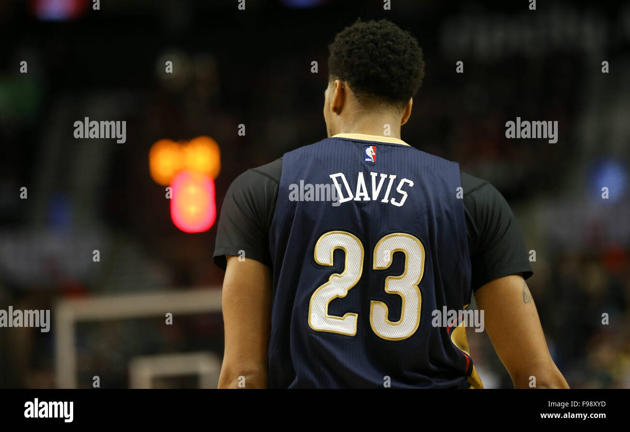 Portland, Oregon, USA. 14. Dezember 2015. ANTHONY DAVIS (23) liegt zwischen spielt. Die Portland Trail Blazers veranstaltete die New Orleans Pelikane am Moda Center am 14. Dezember 2015. Foto von David Blair Credit: David Blair/ZUMA Draht/Alamy Live-Nachrichten Stockfoto