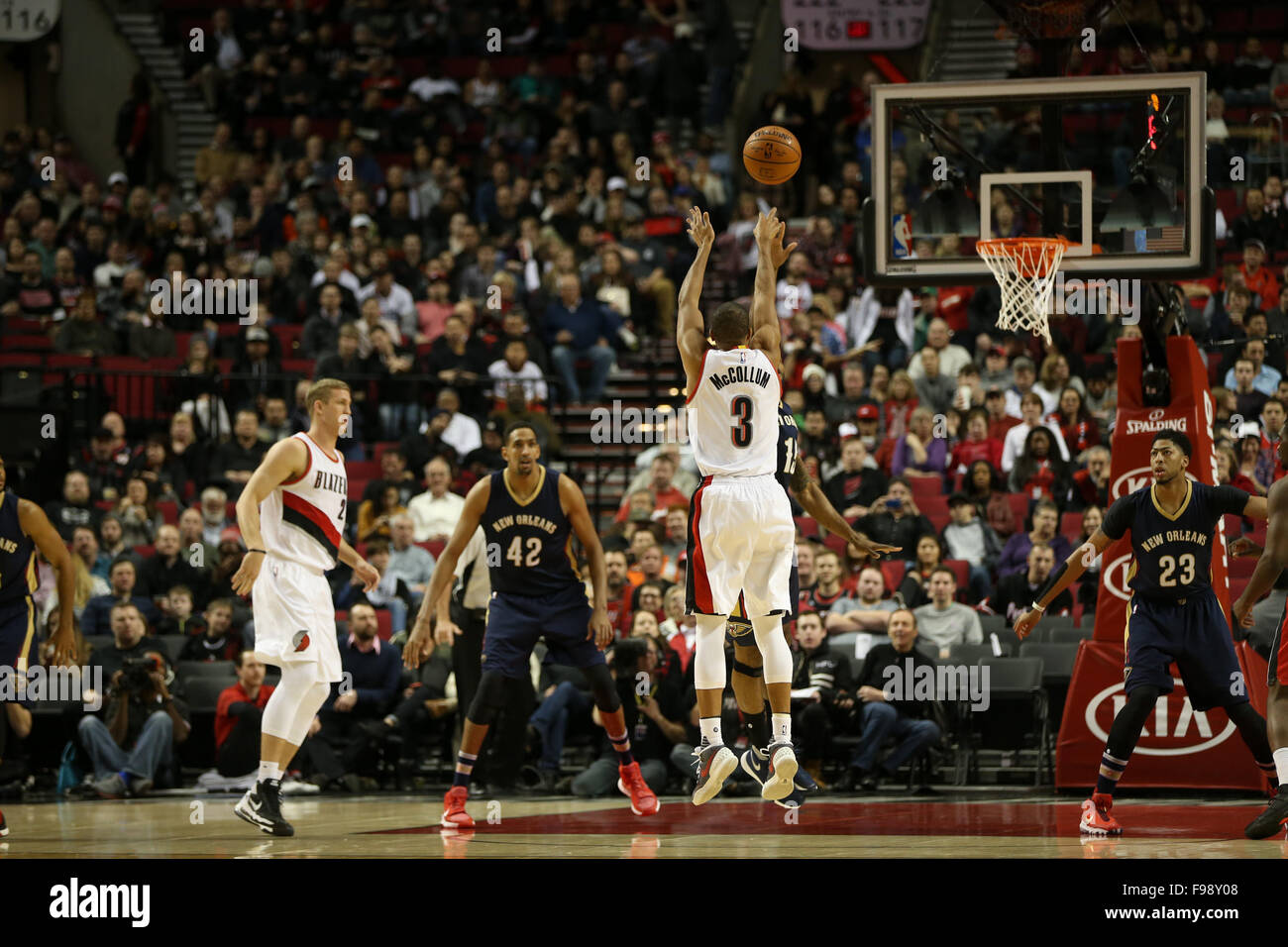 Portland, Oregon, USA. 14. Dezember 2015. CJ MCCOLLUM (3) nimmt ein Schuss. Die Portland Trail Blazers veranstaltete die New Orleans Pelikane am Moda Center am 14. Dezember 2015. Foto von David Blair Credit: David Blair/ZUMA Draht/Alamy Live-Nachrichten Stockfoto