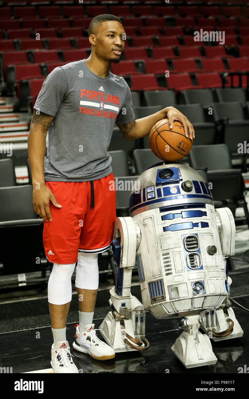 Portland, Oregon, USA. 14. Dezember 2015. DAMIAN LILLARD (0) wird besucht von R2-D2 vor dem Spiel am Star Wars-Nacht. Die Portland Trail Blazers veranstaltete die New Orleans Pelikane am Moda Center am 14. Dezember 2015. Foto von David Blair Credit: David Blair/ZUMA Draht/Alamy Live-Nachrichten Stockfoto