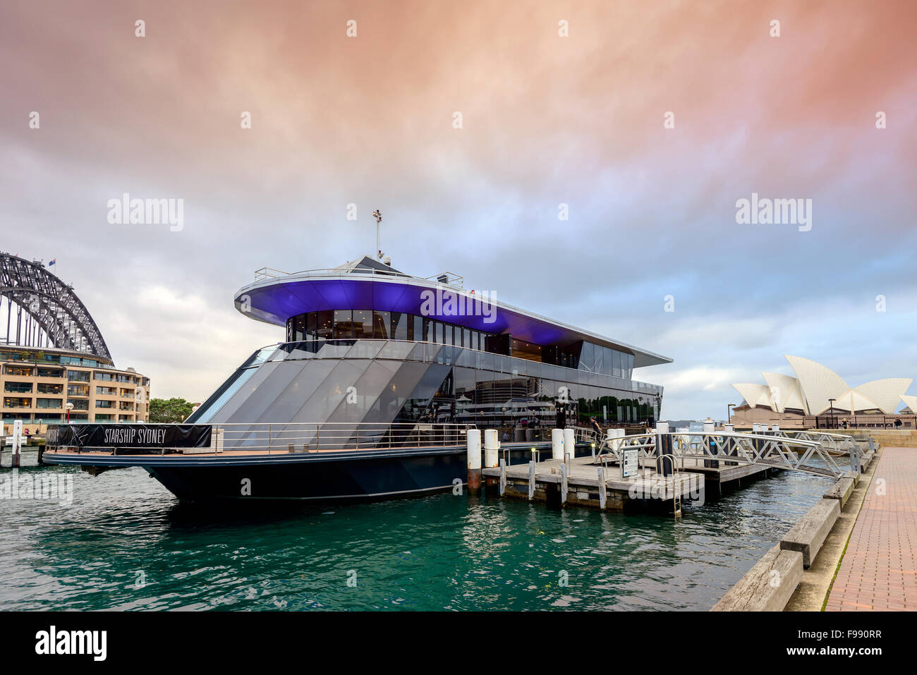 Sydney, Australien - 7. November 2015: Starship Sydney in Sydney Cove fixiert und für die Hochzeit Kreuzfahrt abfahrbereit. Raumschiff Stockfoto