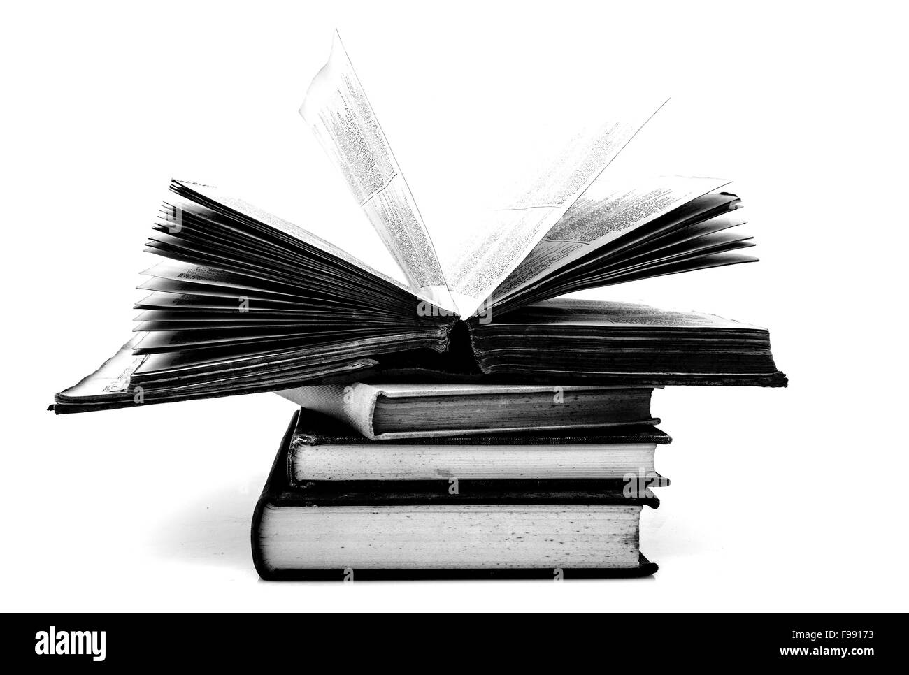 Stapel alter Bücher auf weißem Hintergrund Stockfoto