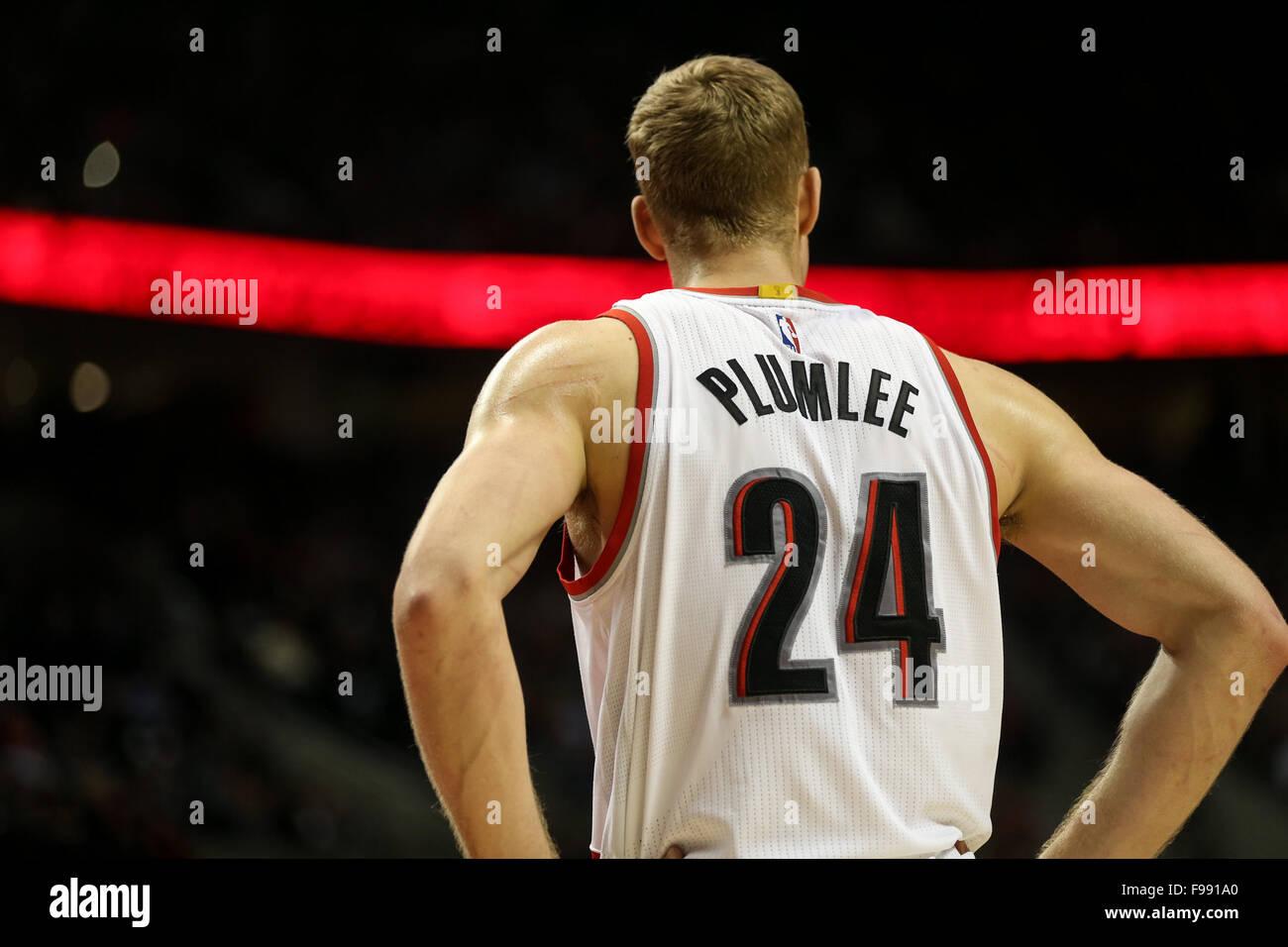 Portland, Oregon, USA. 14. Dezember 2015. MASON PLUMLEE (24) liegt zwischen spielt. Die Portland Trail Blazers veranstaltete die New Orleans Pelikane am Moda Center am 14. Dezember 2015. Foto von David Blair Credit: David Blair/ZUMA Draht/Alamy Live-Nachrichten Stockfoto