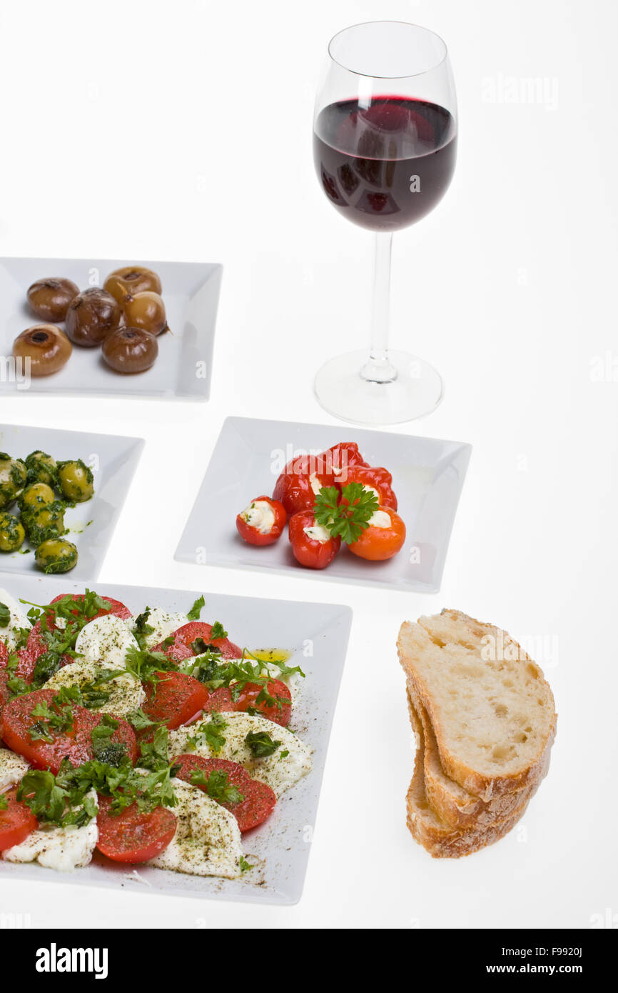 Antipasti Misti und Brot auf weißen Platten Stockfoto