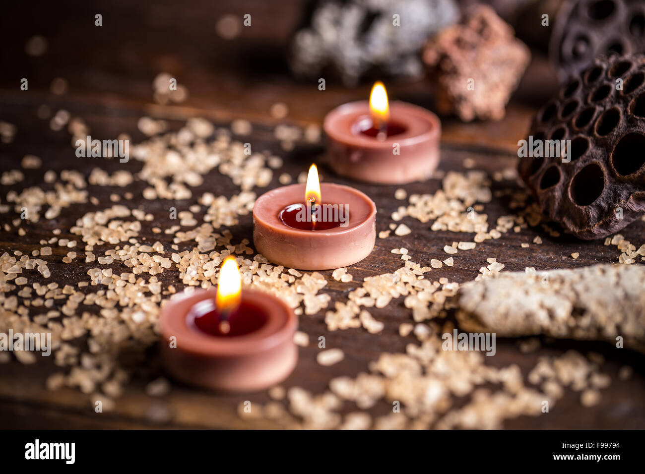 Gruppe von brennenden Kerzen auf Holzuntergrund Stockfoto