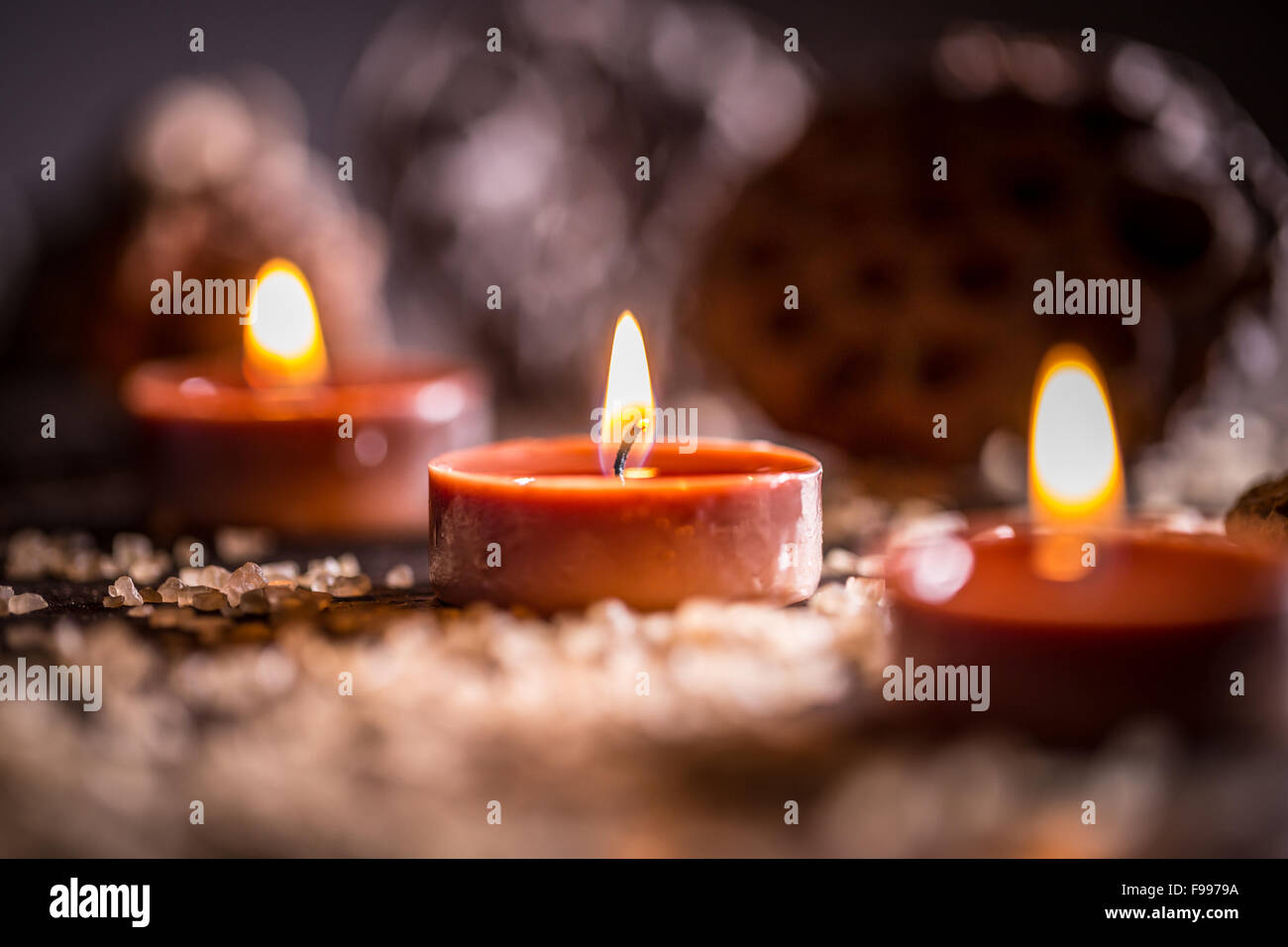 Gruppe von brennenden Kerzen auf unscharfen Hintergrund Stockfoto