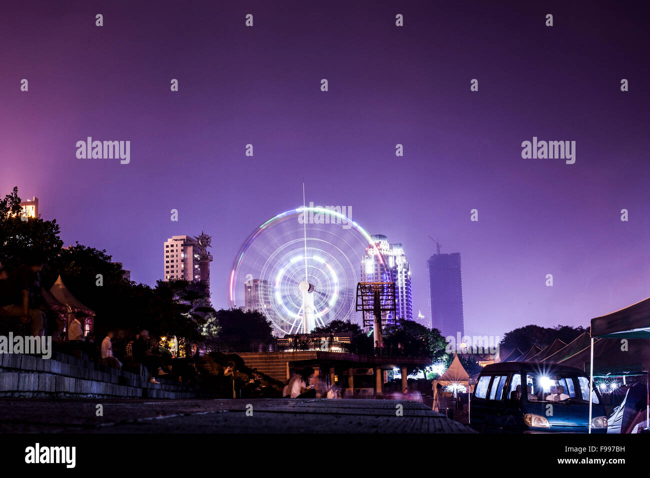 Nachtansicht des Riesenrads in Dalian, China Stockfoto