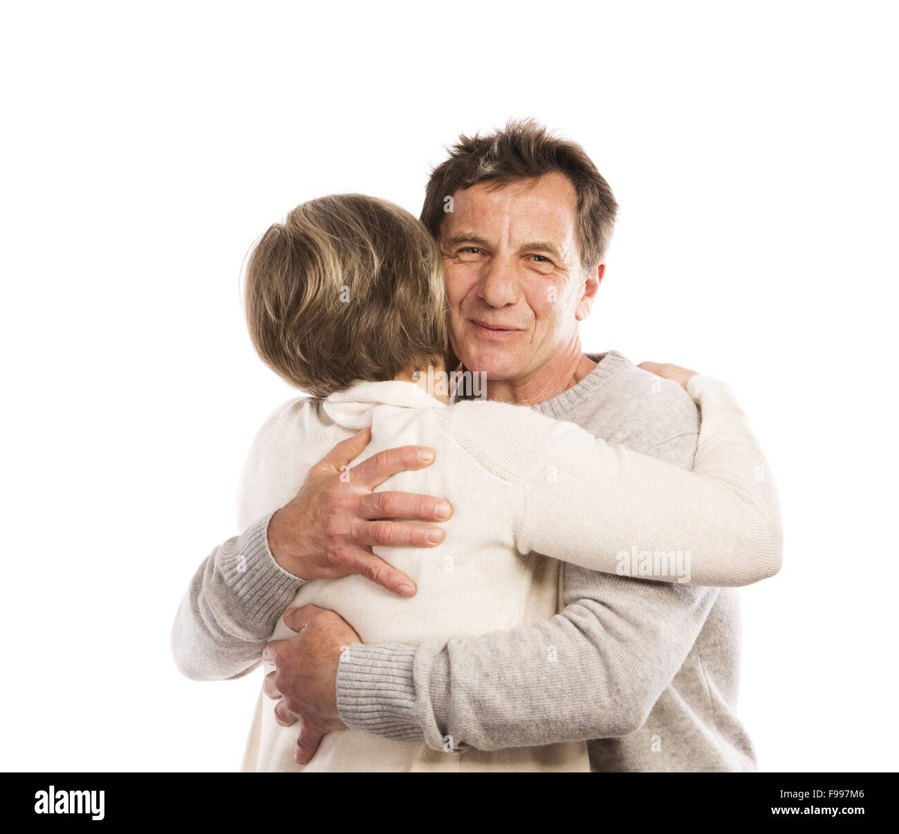 Studioportrait von glücklich Senioren paar umarmt. Isoliert auf weißem Hintergrund. Stockfoto