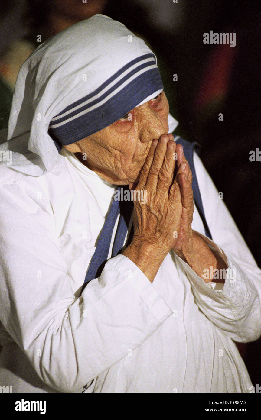 Mutter Teresa im Gebet während der endgültigen Gelübde-Messe in der St. Marien Kirche in Kolkata, Indien 1995. Stockfoto