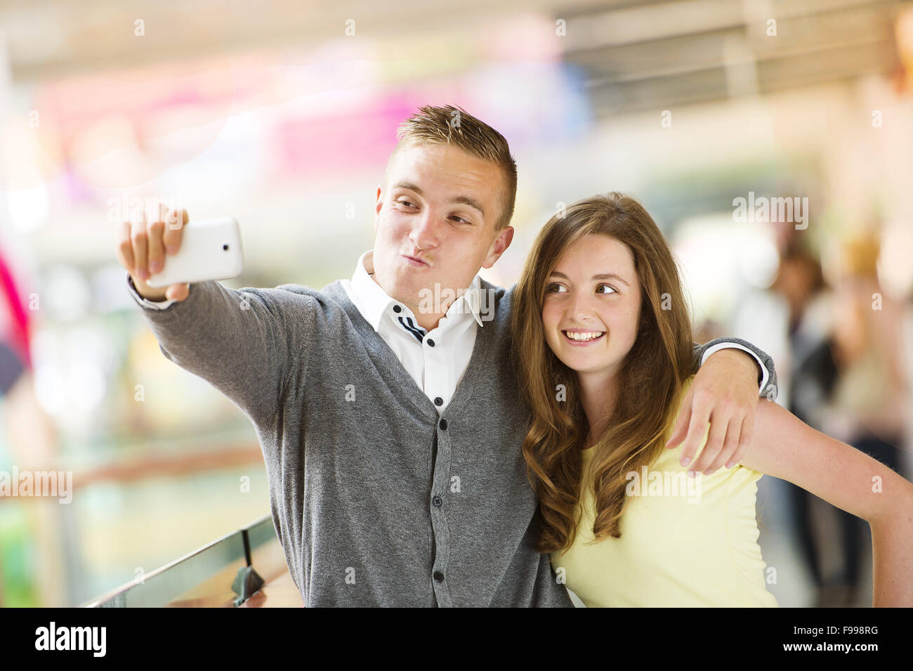 Junges Paar nehmen Selfie mit einem Handy in einem Einkaufszentrum Stockfoto