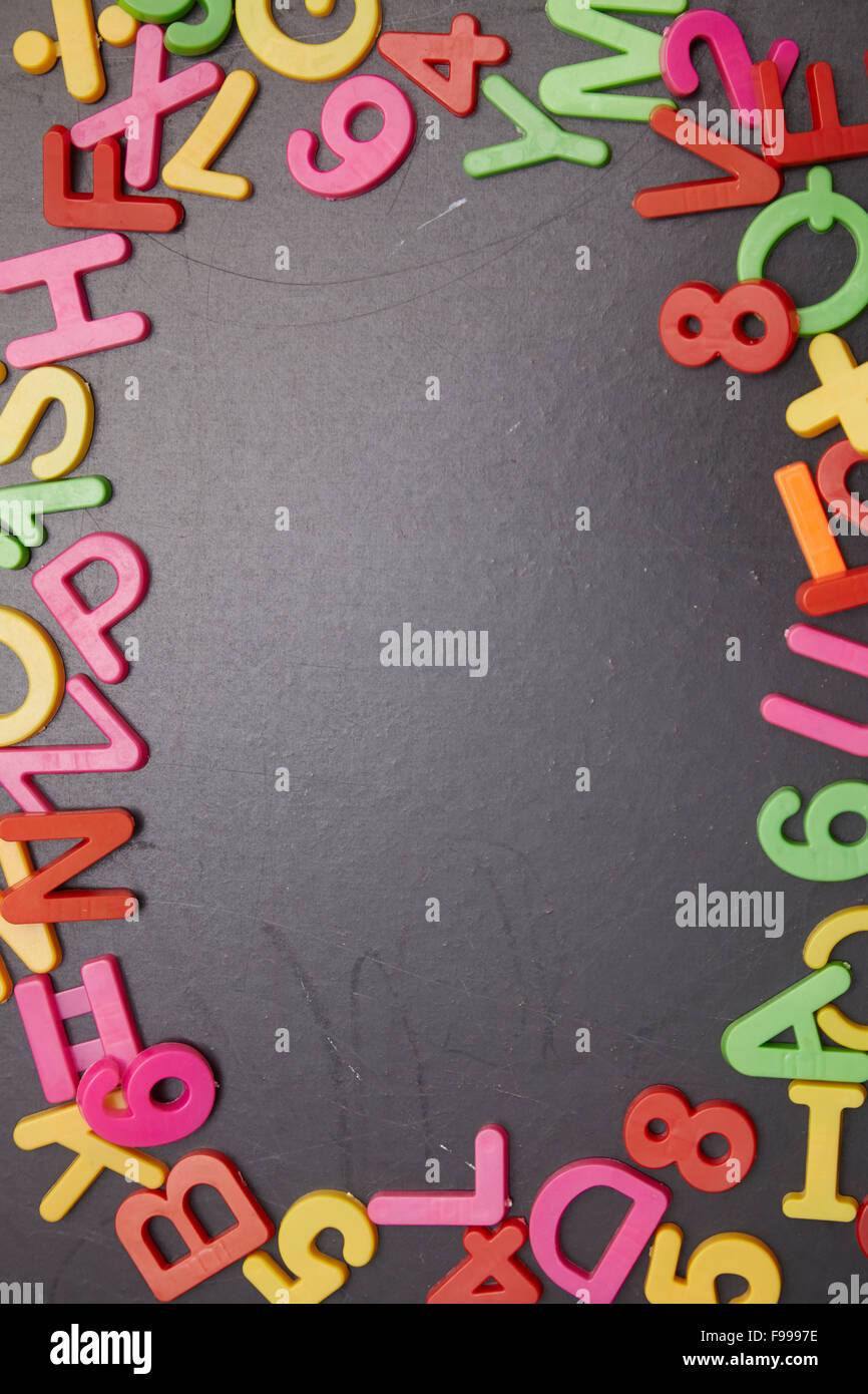 Rahmen aus Kunststoff bunten Buchstaben auf Tafel Stockfoto