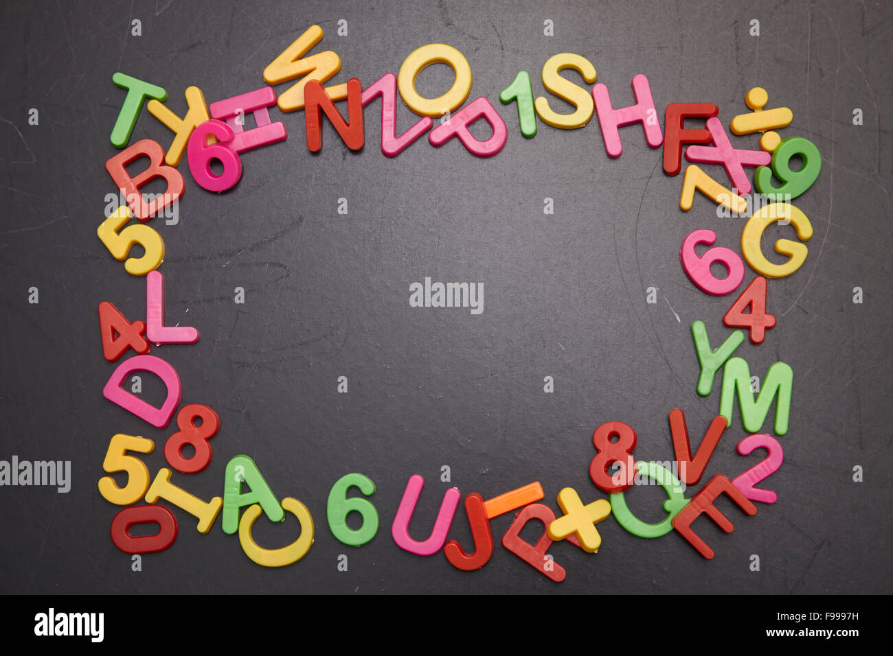 Rahmen aus Kunststoff bunten Buchstaben auf Tafel Stockfoto
