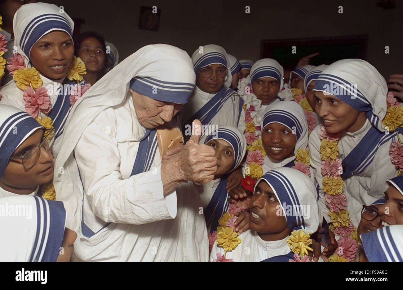 Mutter Teresa halten den Daumen nach ihren Schwestern nehmen ihre ewigen Gelübde in Kolkata, Indien im November 1995 Stockfoto