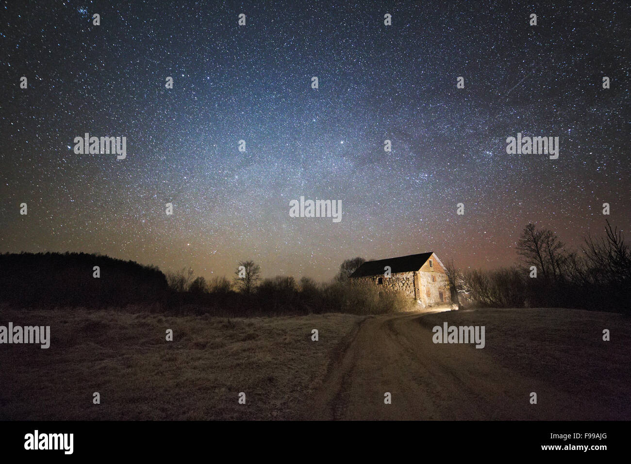 alte Wassermühle in der Nacht Stockfoto