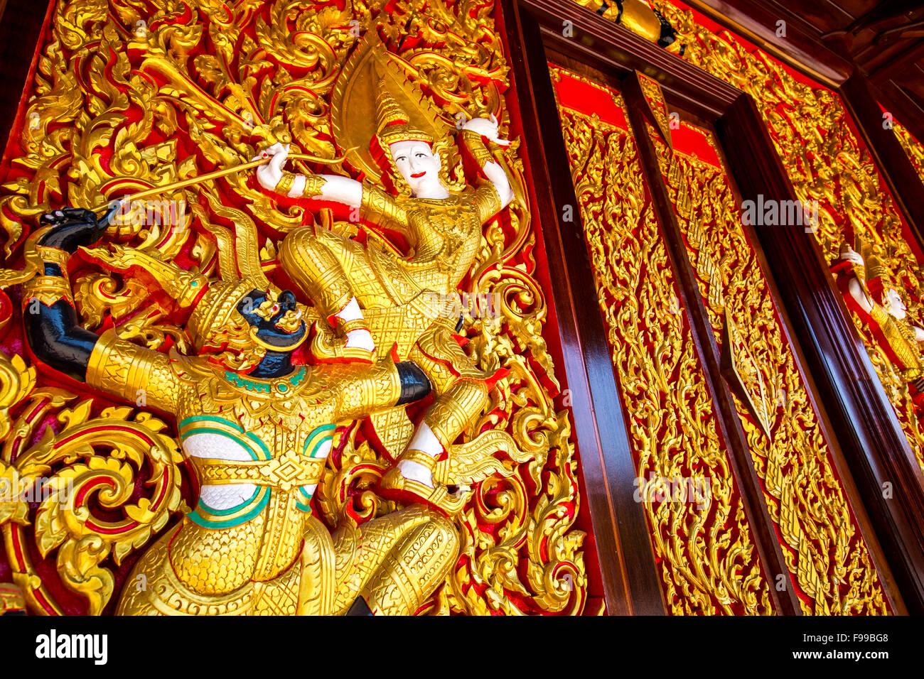 Hölzernes Schnitzen des Ramayana-Epos auf Tempelmauer - Samut Songkhram, Thailand Stockfoto
