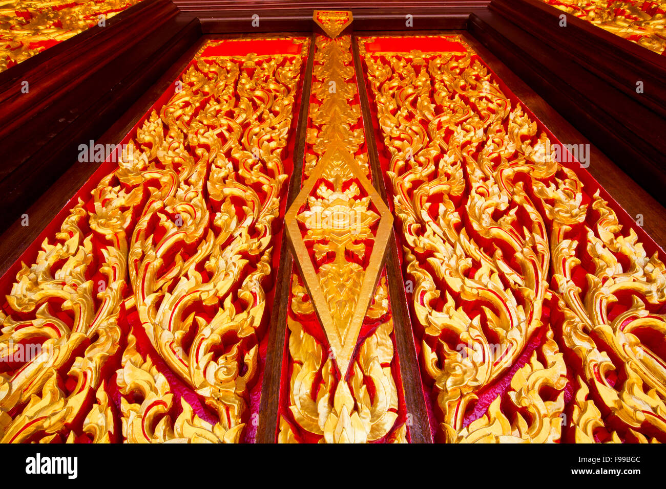 Hölzernes Schnitzen von Thai Muster auf der Tür des Tempels - Samut Songkhram, Thailand Stockfoto