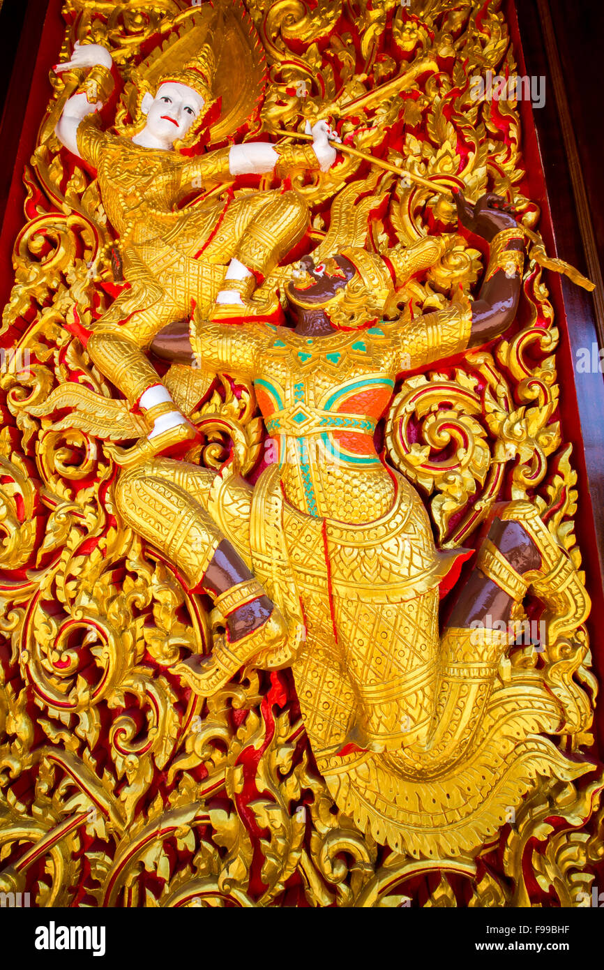 Hölzernes Schnitzen des Ramayana-Epos auf Tempelmauer - Samut Songkhram, Thailand Stockfoto