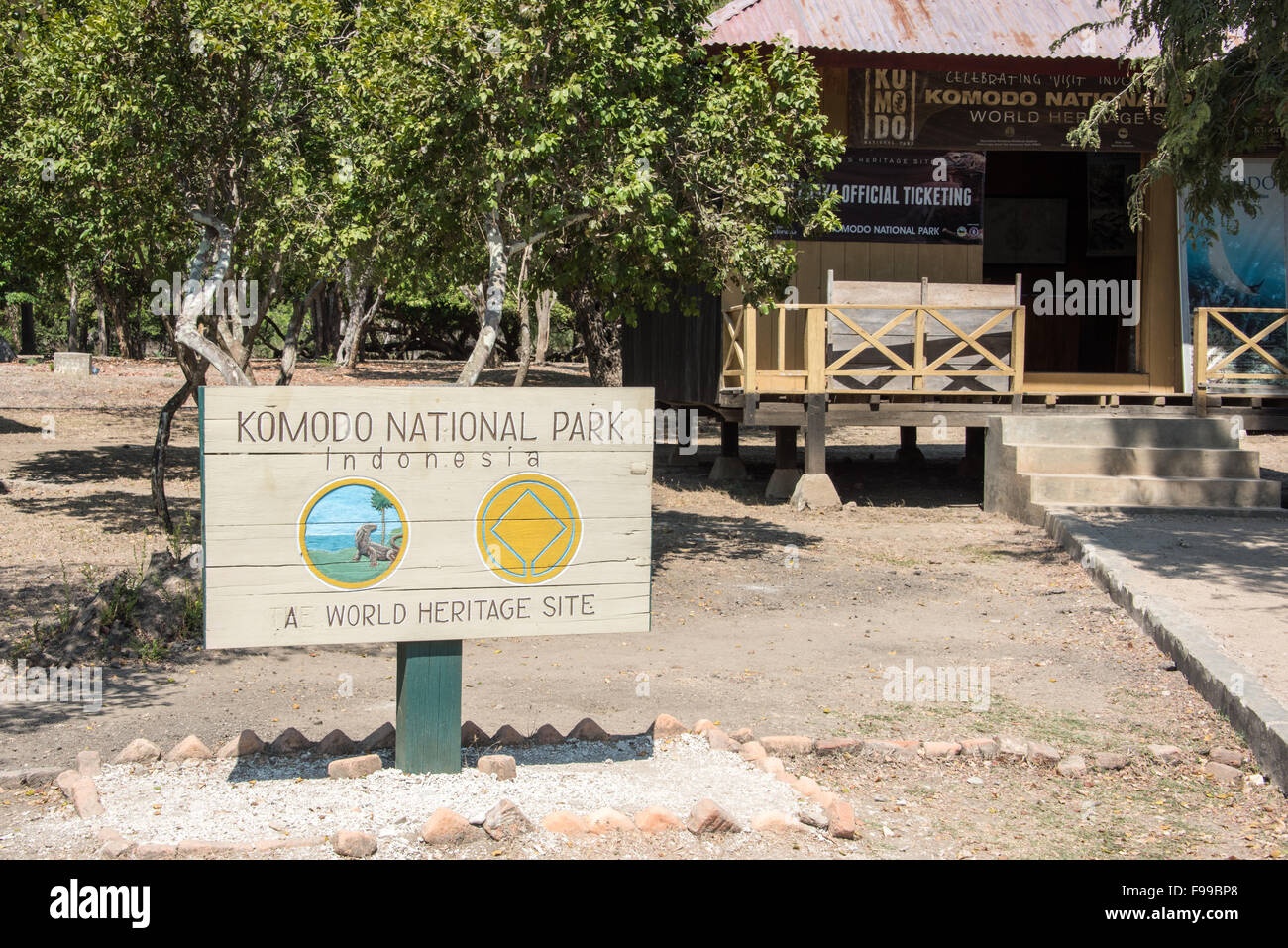 Schild am Rinca Island Visitor Centre, Komodo National Park, Indonesien Stockfoto