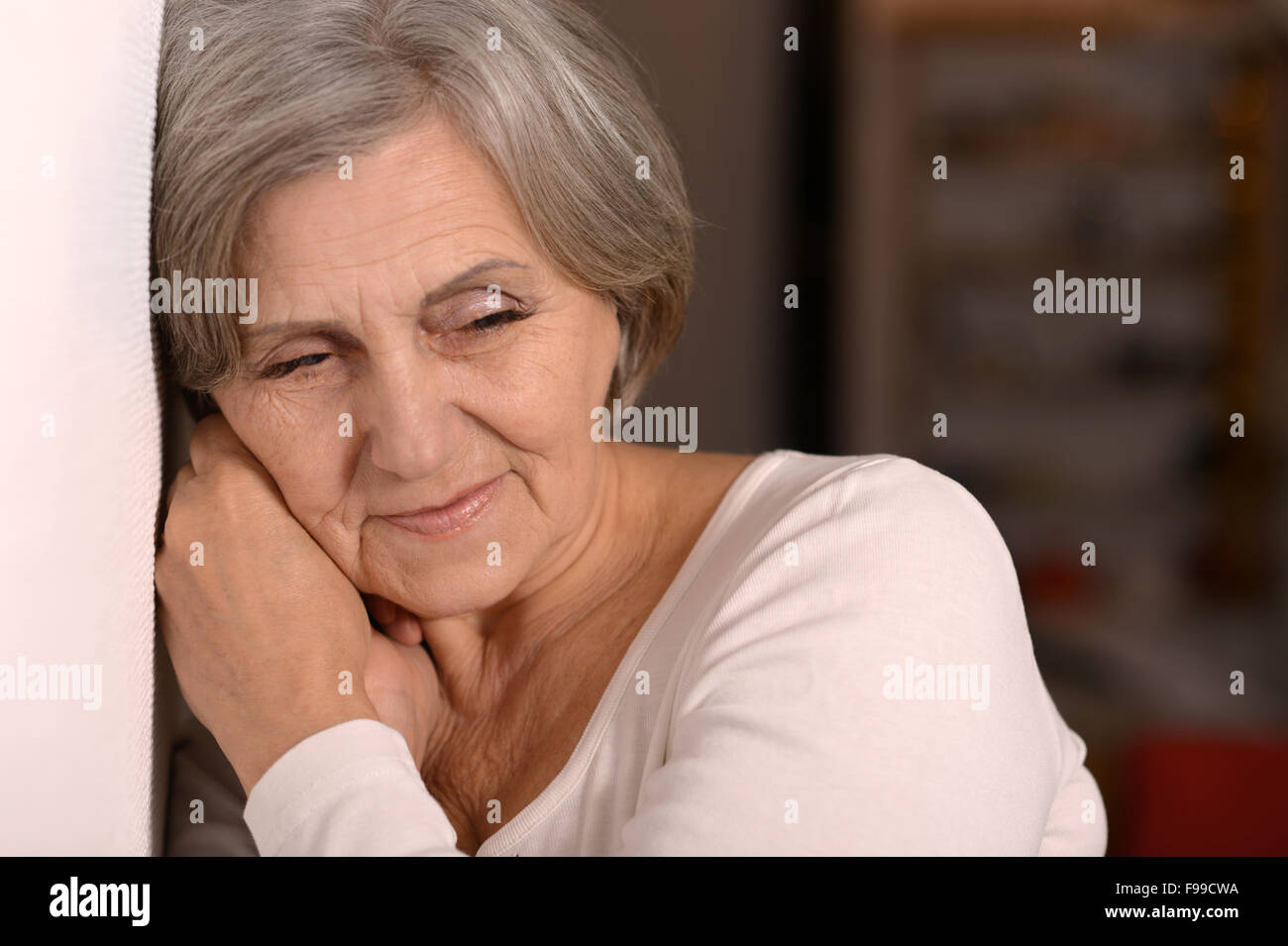 Porträt einer glücklich ältere Frau zu Hause Stockfoto
