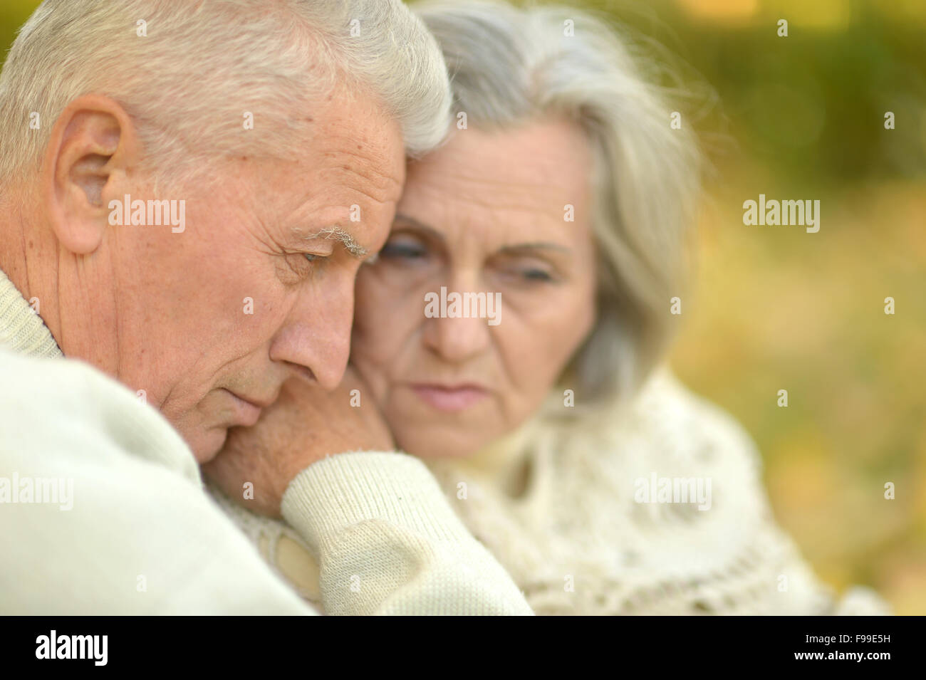 Älteres Paar im park Stockfoto