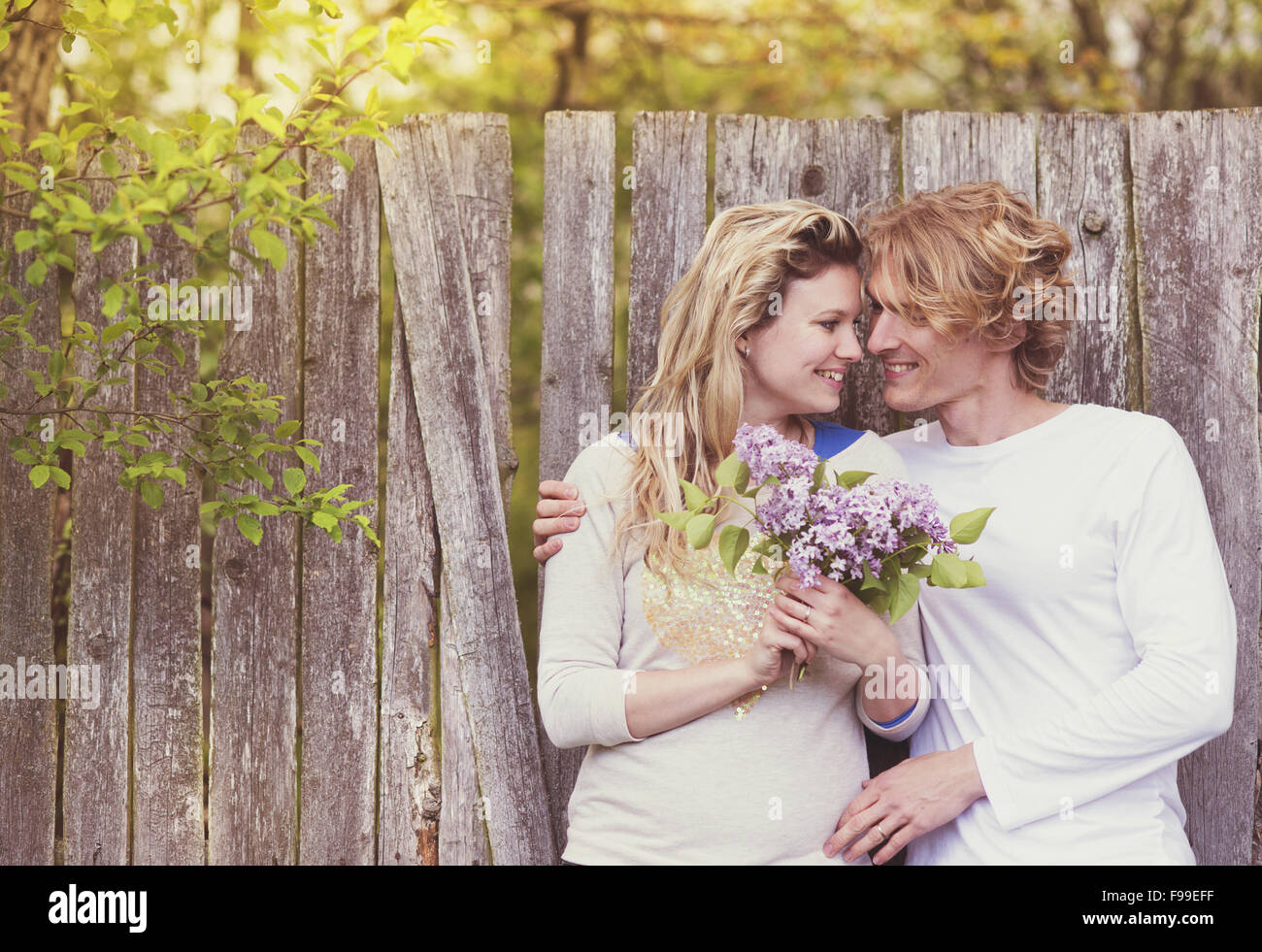 Frühling im freien Porträt des jungen Brautpaares Stockfoto