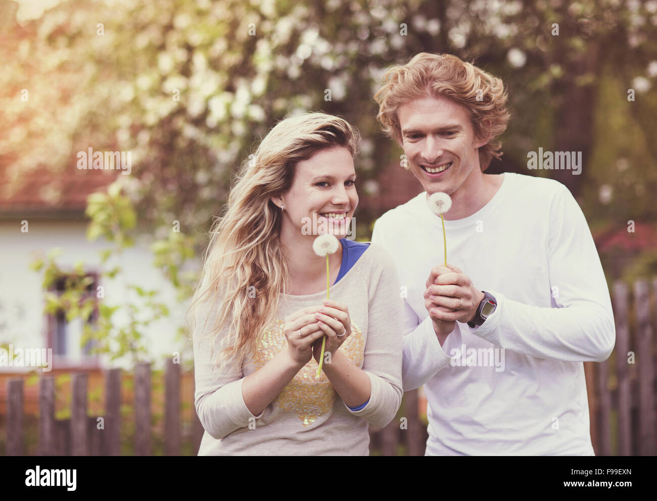 Frühling im freien Porträt des jungen Brautpaares Stockfoto